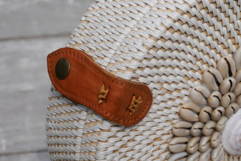 Boho you white Round shell / Kaodhi Bag