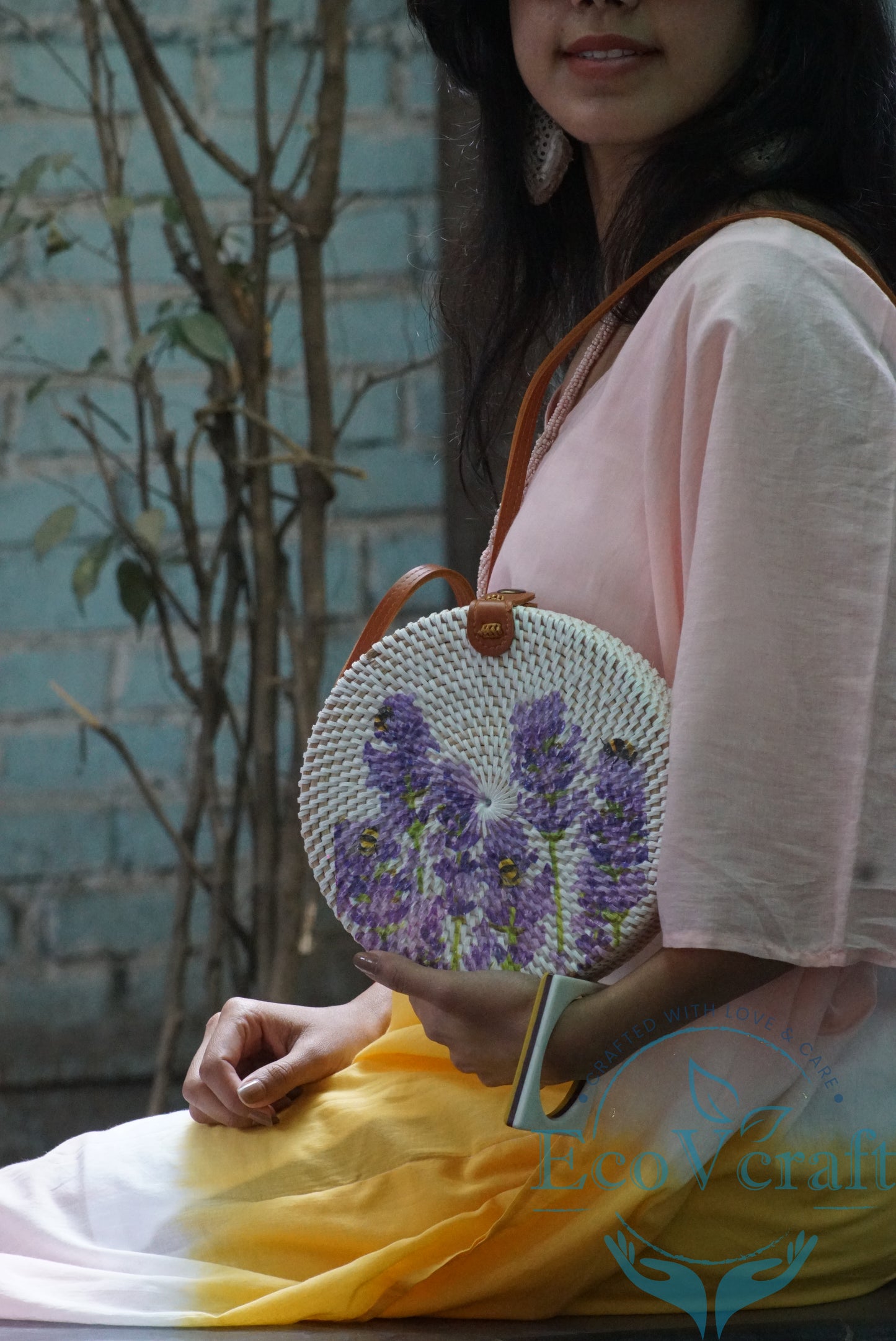 Honey Bee White Round Bag