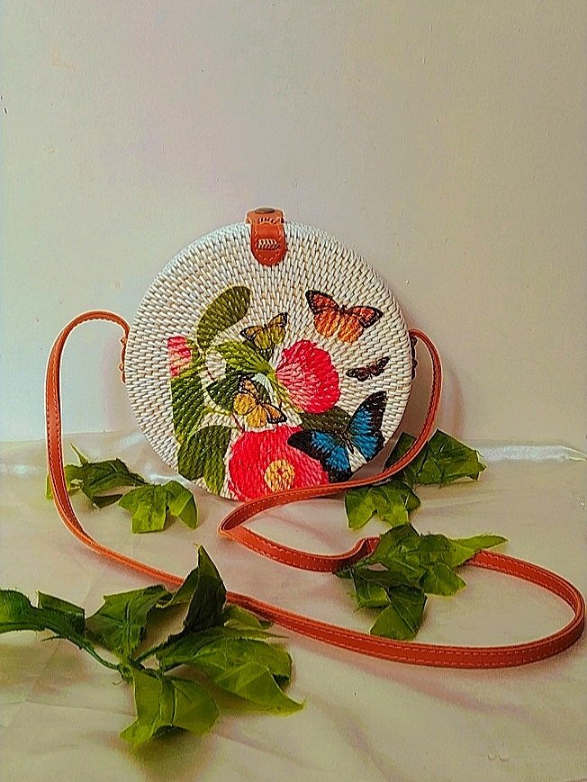 Butterflies With Flowers White Round Bag