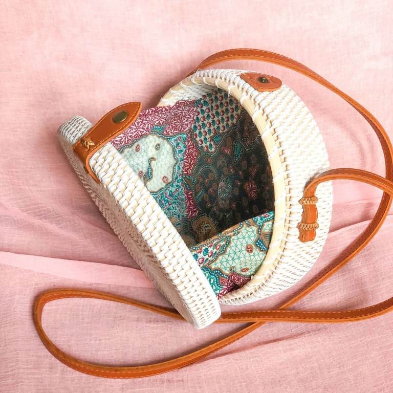 Butterflies With Flowers White Round Bag